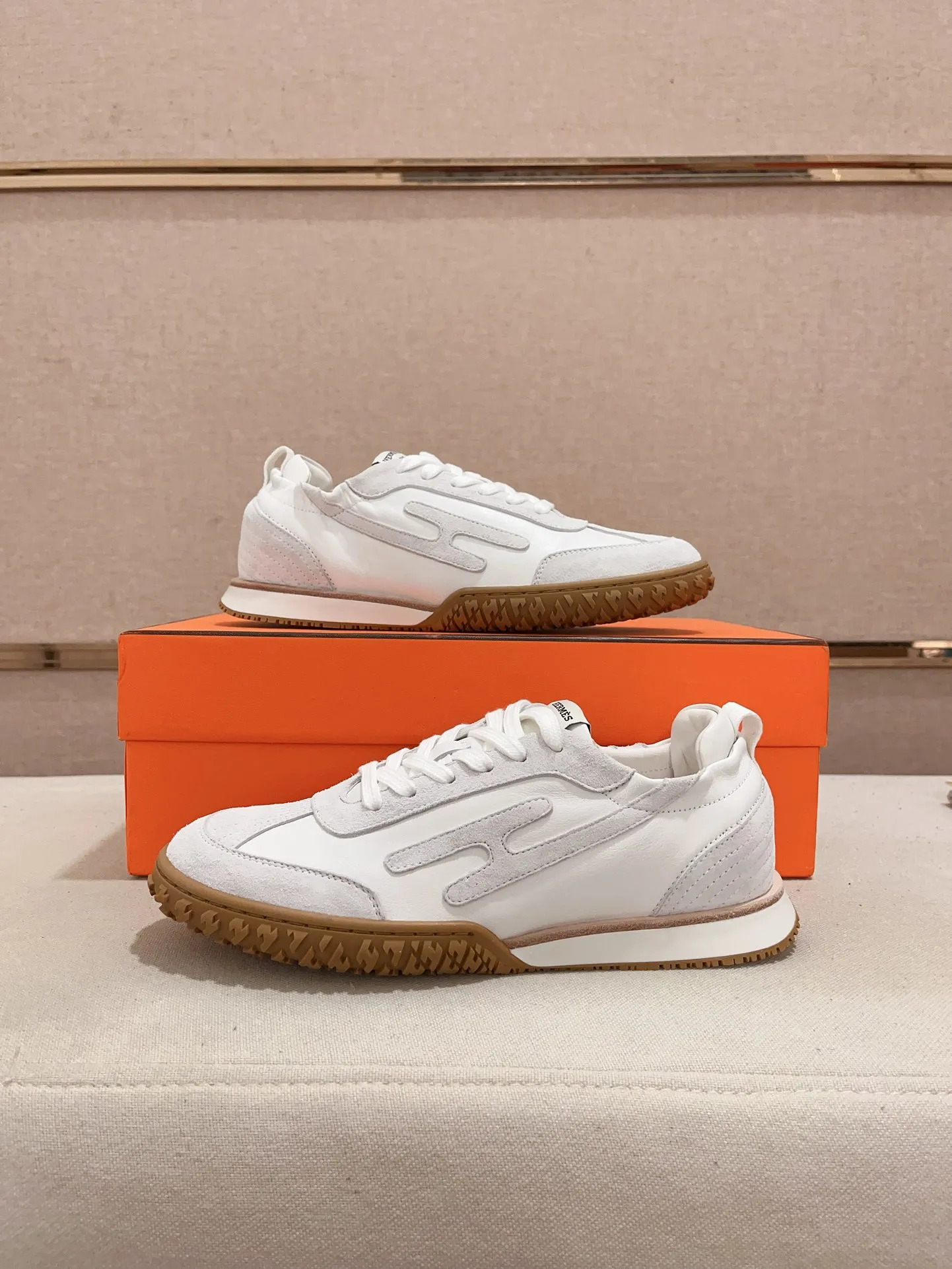 Men's men's shoes 💰: 720💰 Hermes top version # Couple style 💏 24ss casual sneakers Suede goatskin sneakers decorated with contrasting patterns and iconic "H" details, beautifully packaged at the delivery counter 🛍📦 Fabric: suede + cowhide Lining: mixed sheep lining Outsole: original TPU Bottom thickness: 2CM Size: 35-44